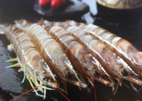 活的基围虾怎么处理干净图解 传统基围虾去虾线方法窍门